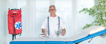Un collaborateur samaritain avec un moniteur de fréquence cardiaque Un collaborateur samaritain avec un moniteur de fréquence cardiaque